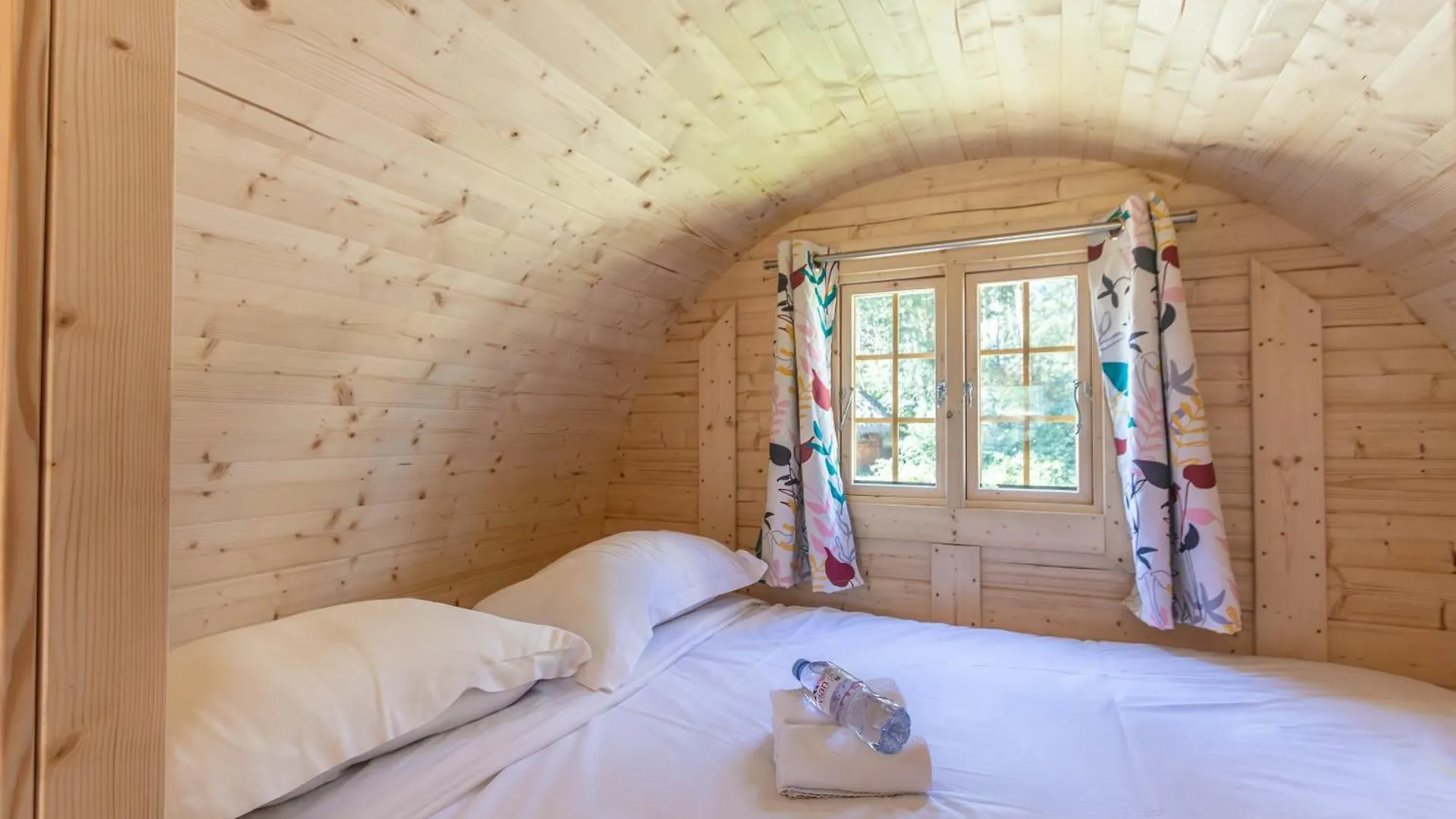 Couette-café Insolite dans les arbres Les Ormes, Epiniac